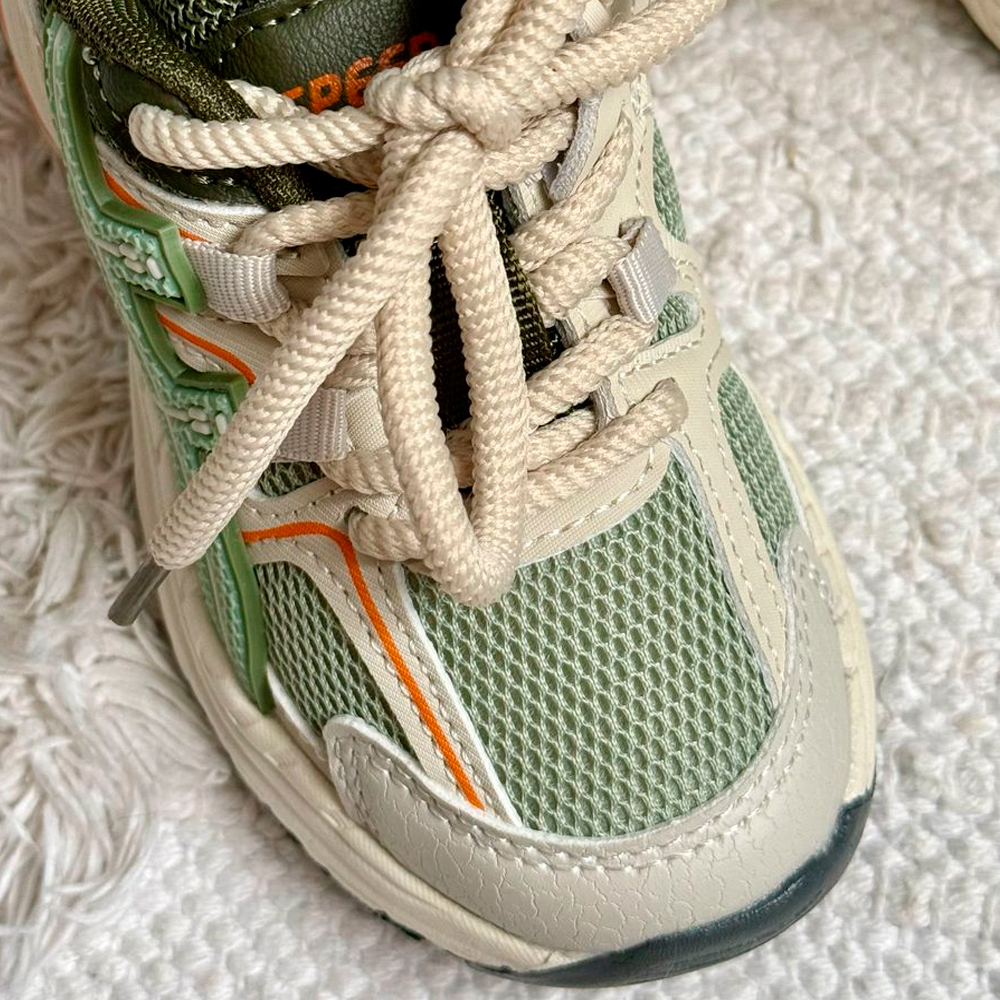 Кроссовки светлые с зелеными вставками №2