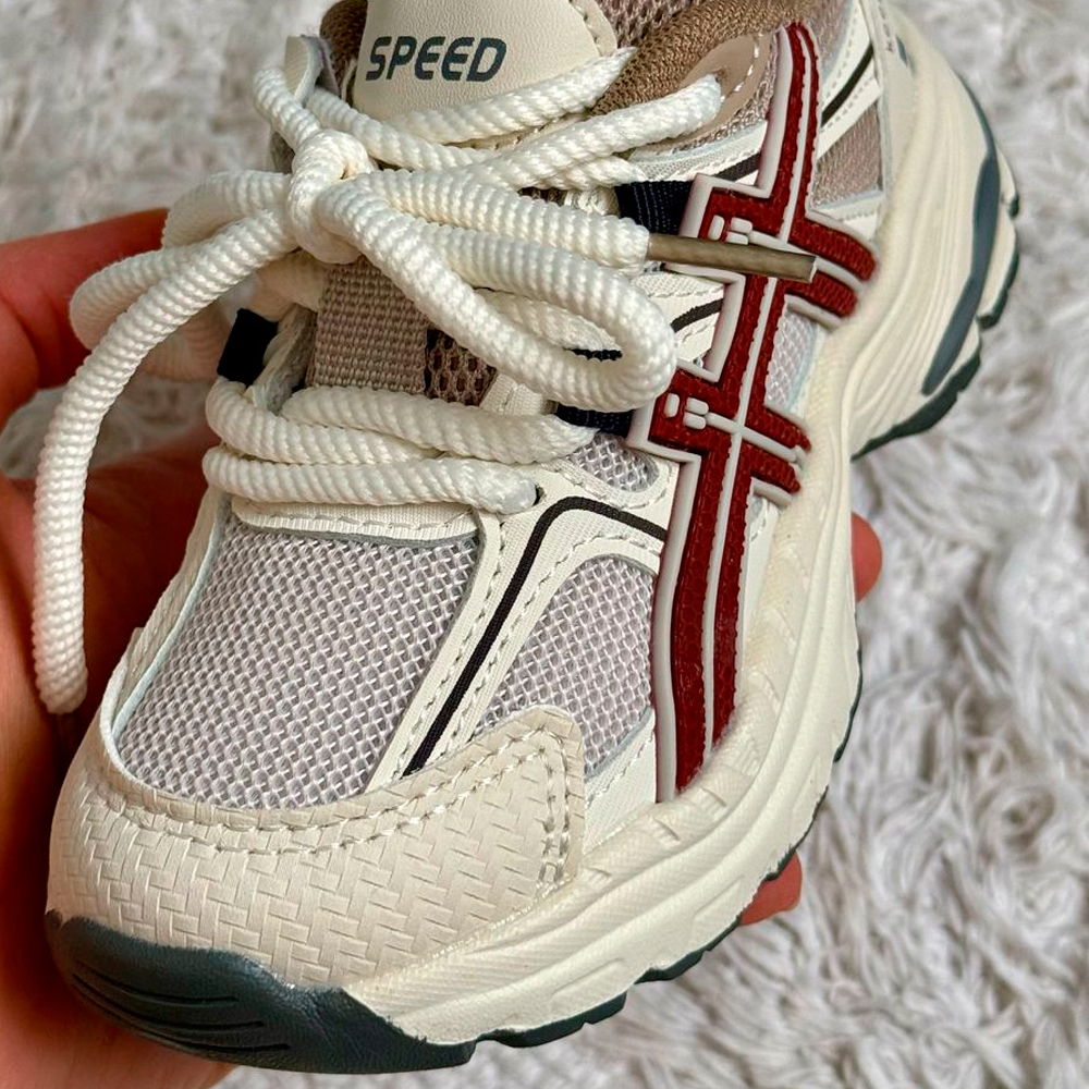 Кроссовки светлые с бордовыми вставками №2